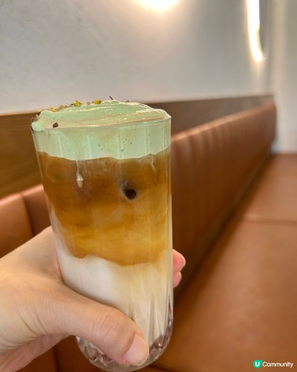 喜歡呢間新開的木系設計的cafe , 落地玻璃透光入到餐廳,...