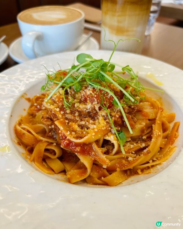 喜歡呢間新開的木系設計的cafe , 落地玻璃透光入到餐廳,...
