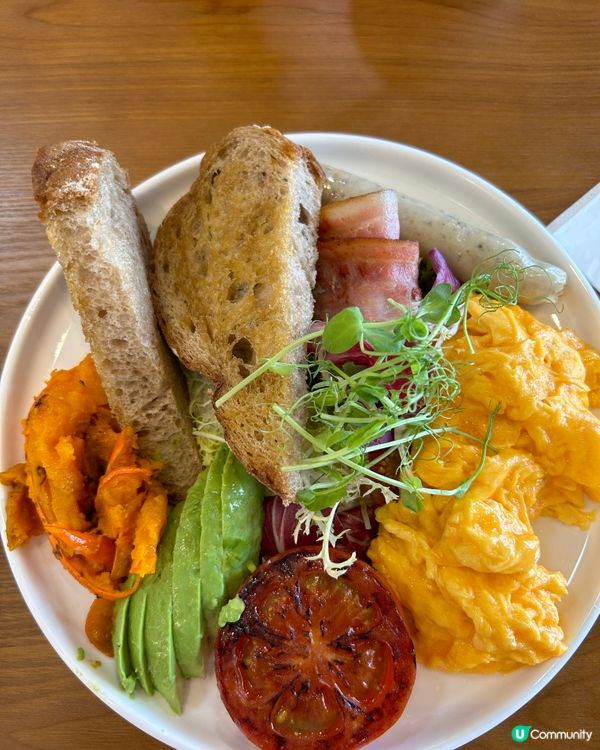 喜歡呢間新開的木系設計的cafe , 落地玻璃透光入到餐廳,...