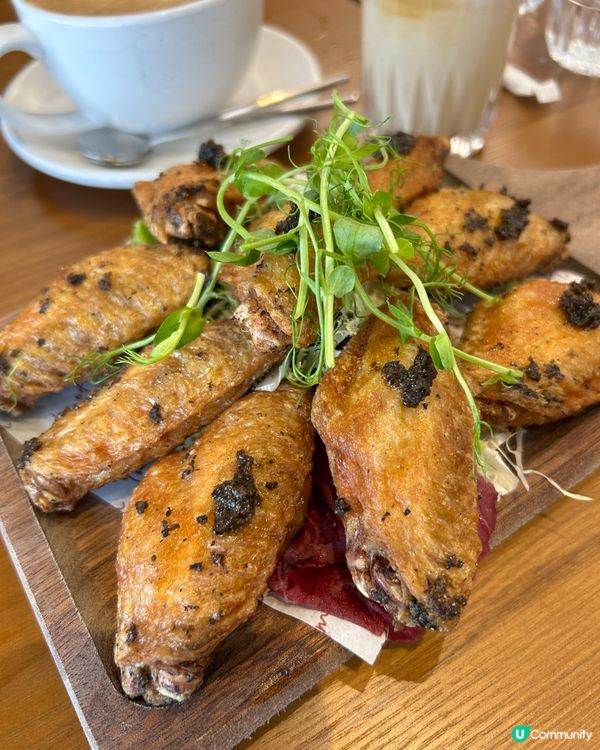 喜歡呢間新開的木系設計的cafe , 落地玻璃透光入到餐廳,...