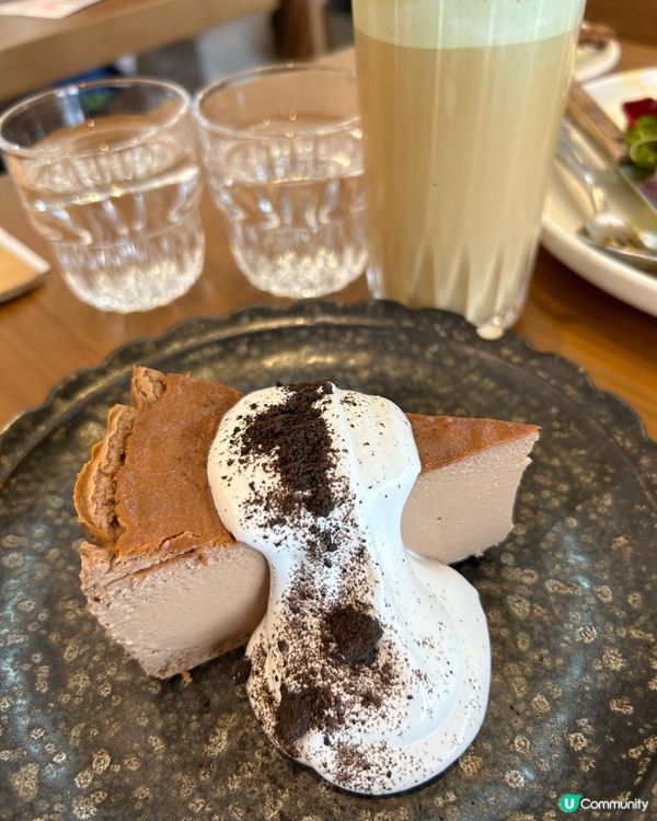 喜歡呢間新開的木系設計的cafe , 落地玻璃透光入到餐廳,...