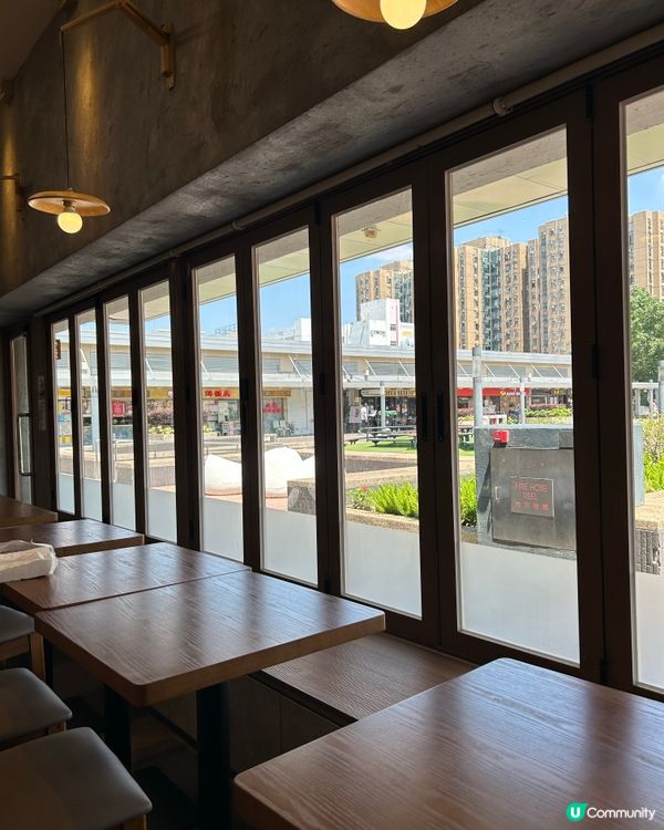 喜歡呢間新開的木系設計的cafe , 落地玻璃透光入到餐廳,...
