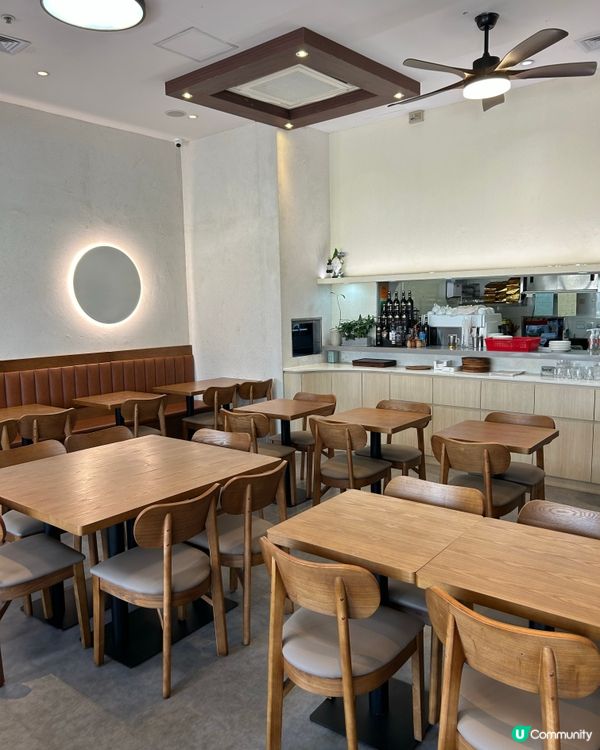 喜歡呢間新開的木系設計的cafe , 落地玻璃透光入到餐廳,...
