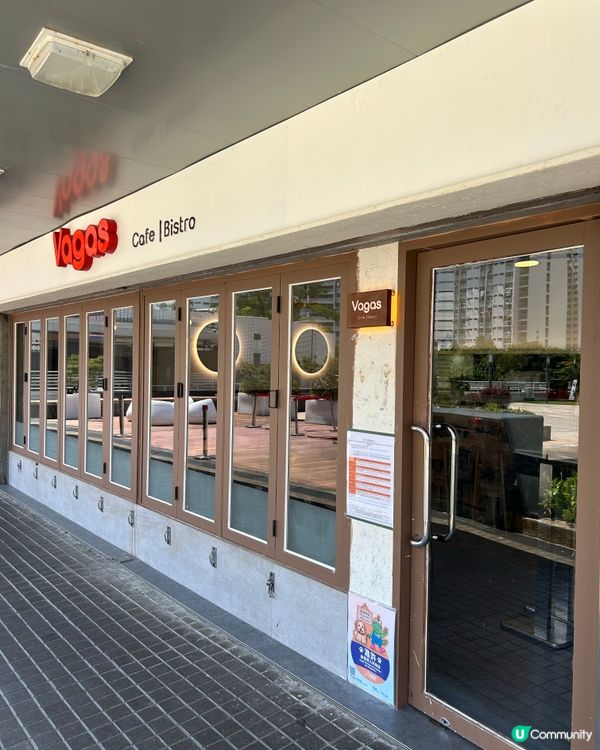 喜歡呢間新開的木系設計的cafe , 落地玻璃透光入到餐廳,...