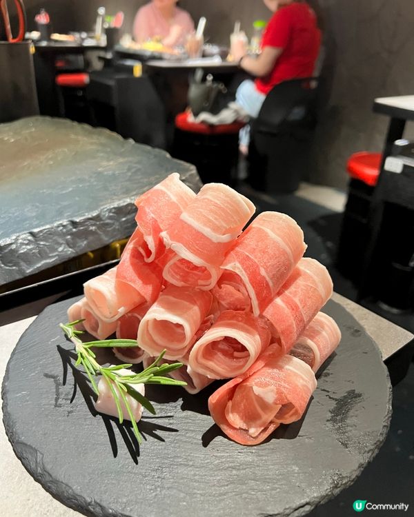 餐廳以濟州洞穴為主題,是一間韓式燒肉專門店,主打熟成五花肉和...