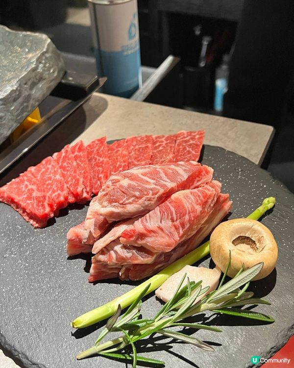 餐廳以濟州洞穴為主題,是一間韓式燒肉專門店,主打熟成五花肉和...