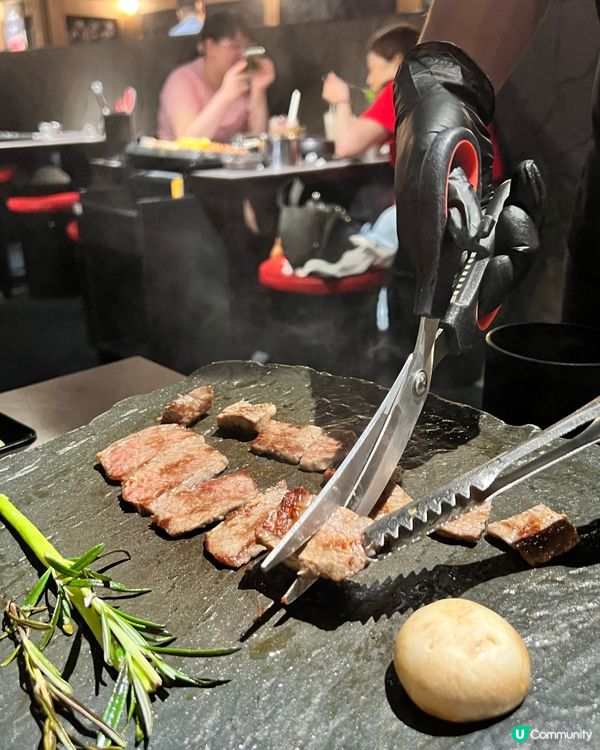 餐廳以濟州洞穴為主題,是一間韓式燒肉專門店,主打熟成五花肉和...