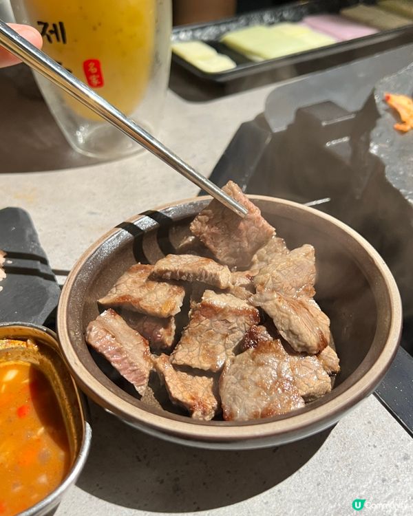 餐廳以濟州洞穴為主題,是一間韓式燒肉專門店,主打熟成五花肉和...