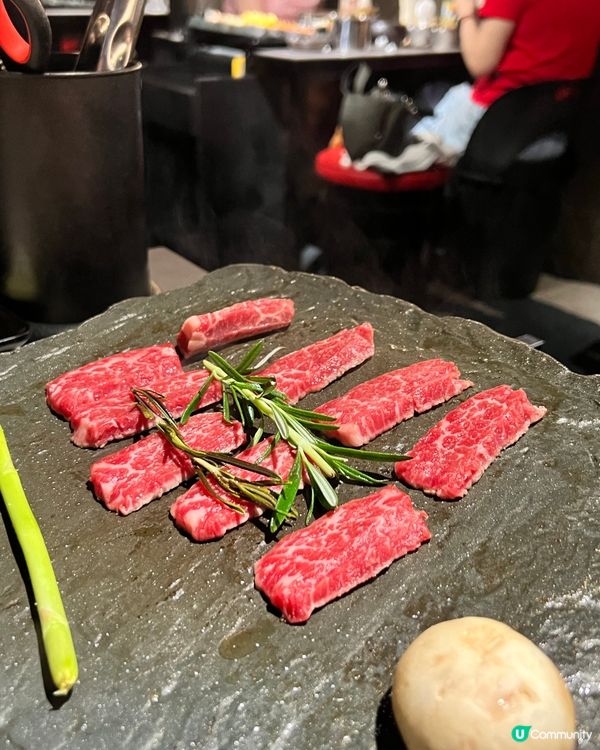 餐廳以濟州洞穴為主題,是一間韓式燒肉專門店,主打熟成五花肉和...