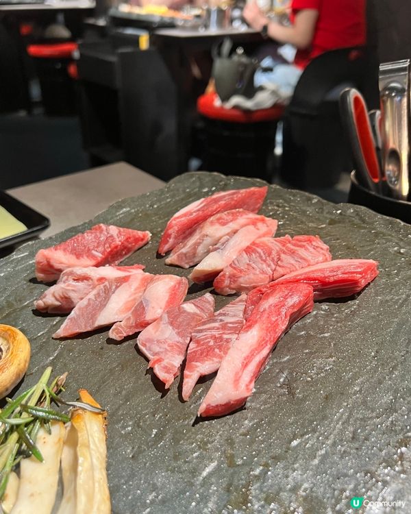 餐廳以濟州洞穴為主題,是一間韓式燒肉專門店,主打熟成五花肉和...