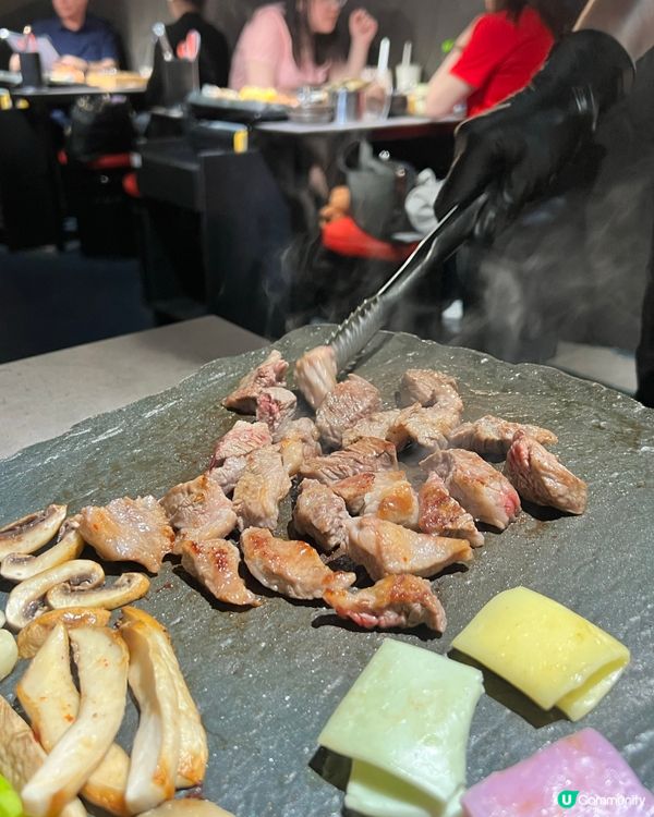 餐廳以濟州洞穴為主題,是一間韓式燒肉專門店,主打熟成五花肉和...