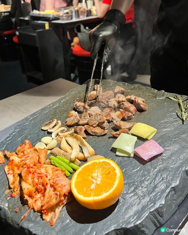 餐廳以濟州洞穴為主題,是一間韓式燒肉專門店,主打熟成五花肉和...