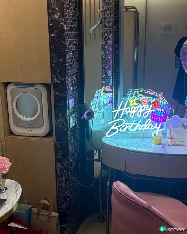 生日房，今日去做facial收到花同蛋糕，房間特別安排