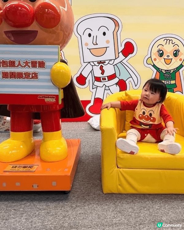 這兩張圖片展示了一個可愛的小寶寶在不同場景中的萌態。第一張圖...