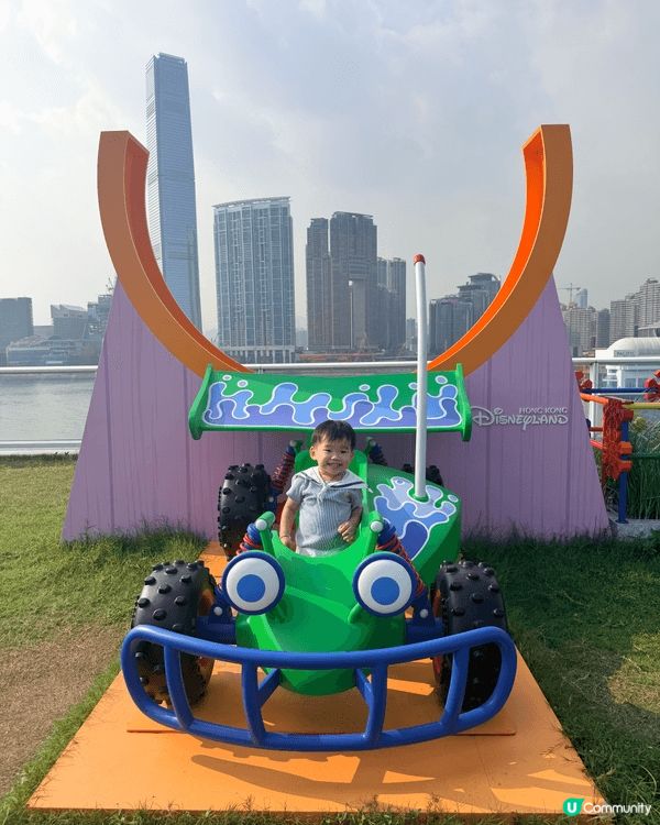 去尖沙咀海港城同toys story人物影相，仲有好大個巴斯...