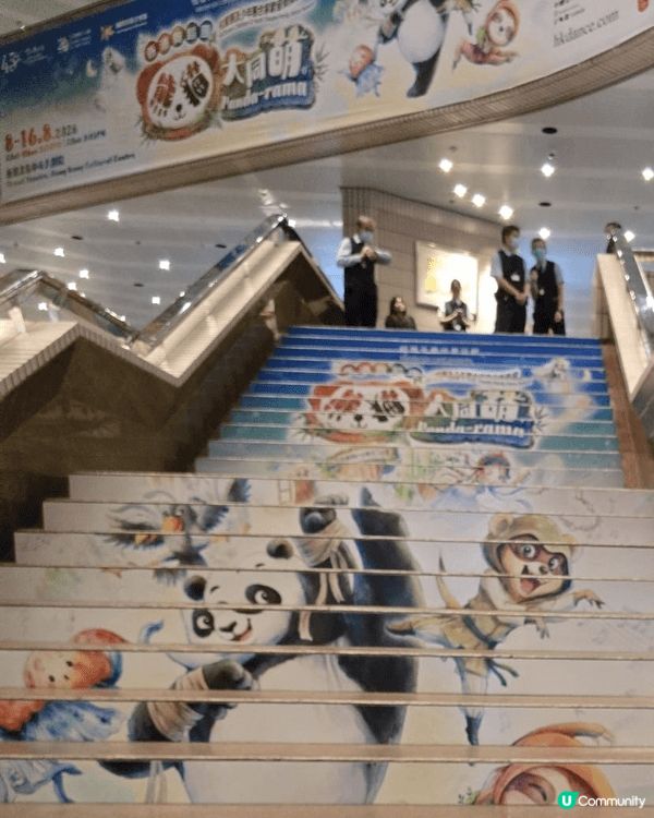 香港文化中心位於尖沙咀海旁，匯聚了許多本地和國際知名的藝術表...