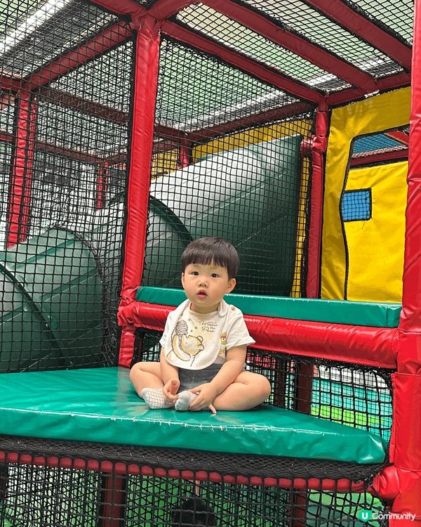 呢個係免費嘅政府提供嘅遊戲室，位於小西灣。入面鋪晒軟墊，就算...