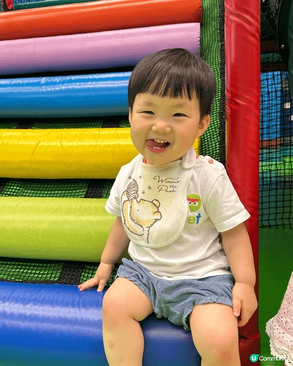 呢個係免費嘅政府提供嘅遊戲室，位於小西灣。入面鋪晒軟墊，就算...