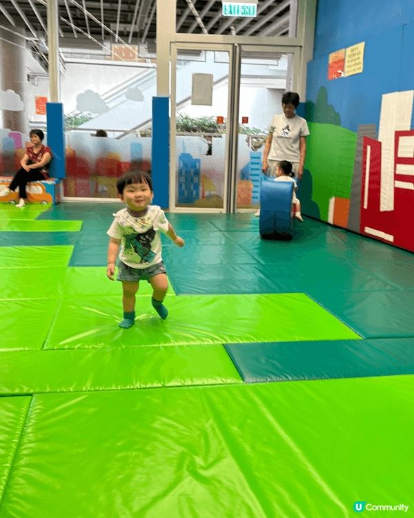 呢個係免費嘅政府提供嘅遊戲室，位於小西灣。入面鋪晒軟墊，就算...