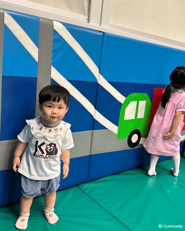 呢個係免費嘅政府提供嘅遊戲室，位於小西灣。入面鋪晒軟墊，就算...