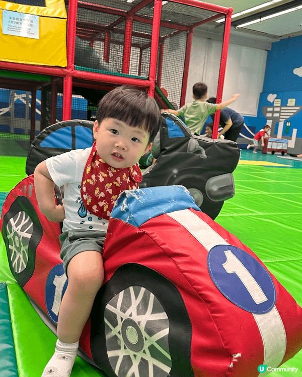 呢個係免費嘅政府提供嘅遊戲室，位於小西灣。入面鋪晒軟墊，就算...