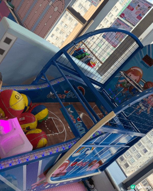 這間兒童室內遊樂場（rainbow playhouse）設施...