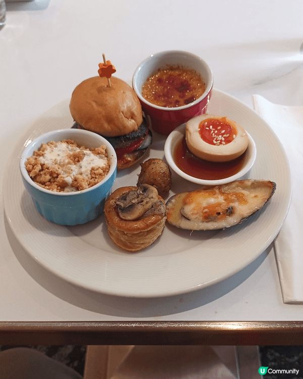 一家樂聚於六國酒店食下午茶餐，食物種類多又美味。