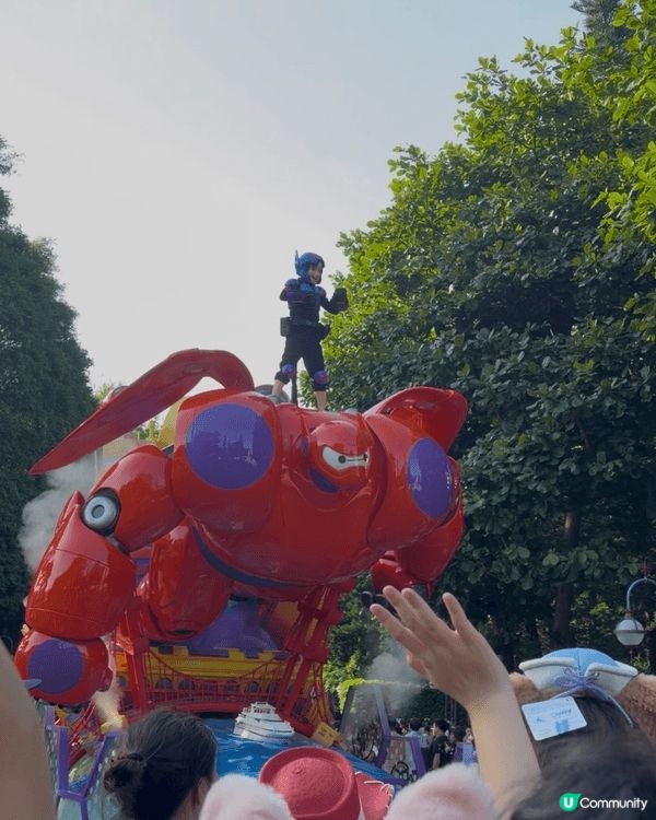 日間巡遊，11架花車 + 30+迪士尼角色齊齊載歌載舞，氣氛...
