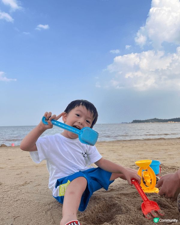 暑假帶呀仔周圍去，帶佢去珠海長隆順便去埋沙灘，估唔到佢勁鐘意...