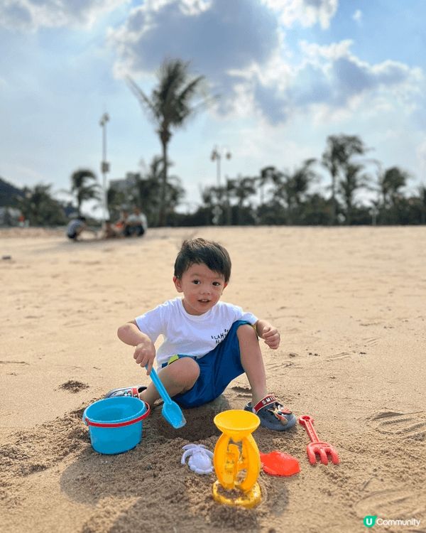 暑假帶呀仔周圍去，帶佢去珠海長隆順便去埋沙灘，估唔到佢勁鐘意...