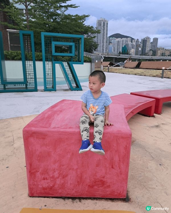 東岸公園設有藝術裝置, 兒童遊樂區和寵物友善空間,還有100...