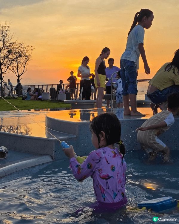 營盤新開既水公園，玩到唔捨得走😳加上黃昏🌆5pm 730pm...