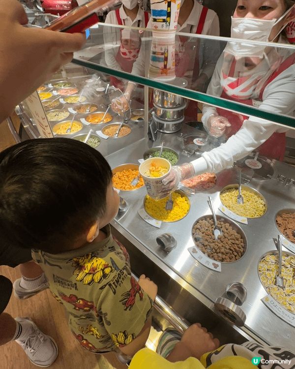 橫濱合味道杯麵廠，孩子們親自製作自己的杯麵及挑選配料非常開心...