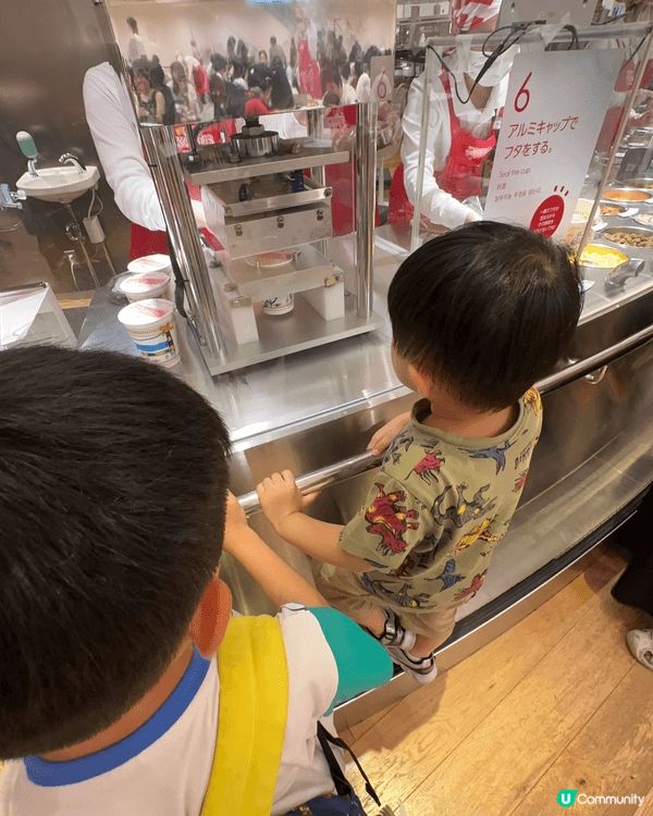 橫濱合味道杯麵廠，孩子們親自製作自己的杯麵及挑選配料非常開心...