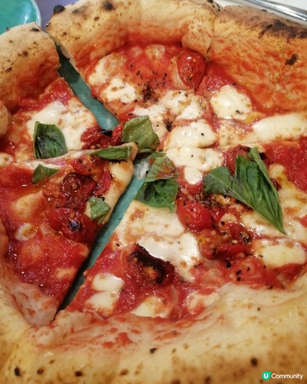 
以招牌嘅「金剪刀✂️」為客人剪Pizza ~ 🥰