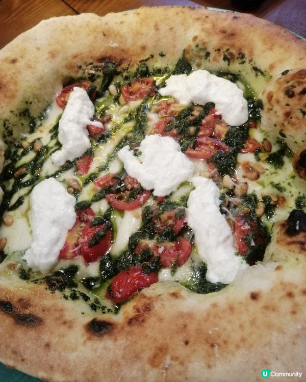 
以招牌嘅「金剪刀✂️」為客人剪Pizza ~ 🥰