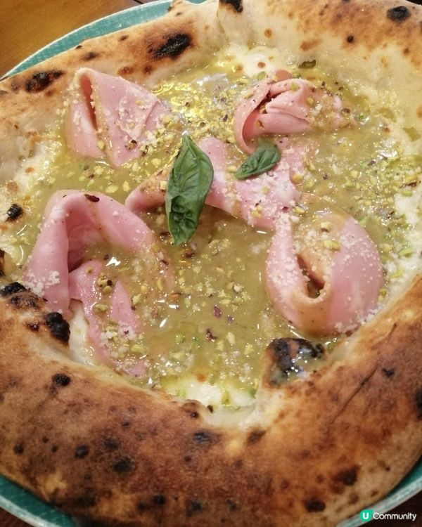 
以招牌嘅「金剪刀✂️」為客人剪Pizza ~ 🥰