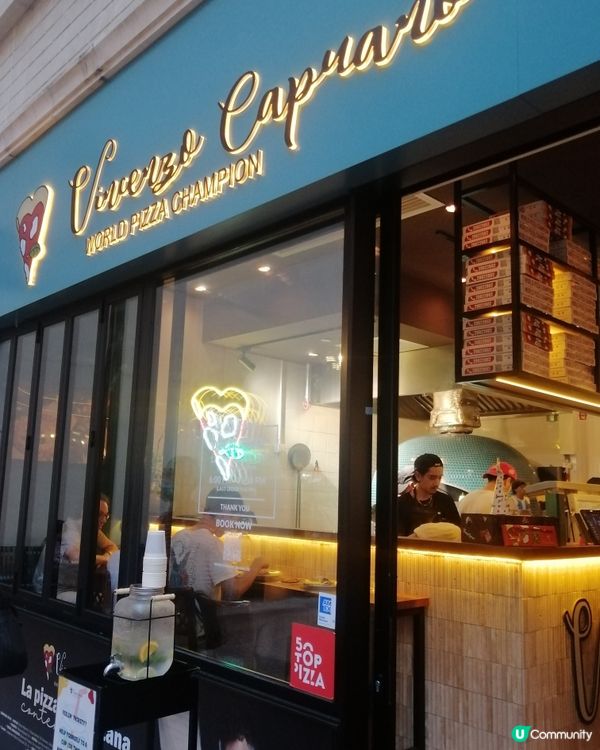 
以招牌嘅「金剪刀✂️」為客人剪Pizza ~ 🥰