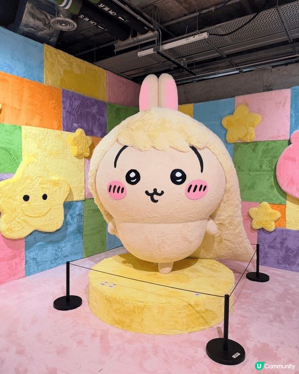 相片拍攝於Chiikawa主題展，圖中係獨特長髮造型嘅烏薩奇...