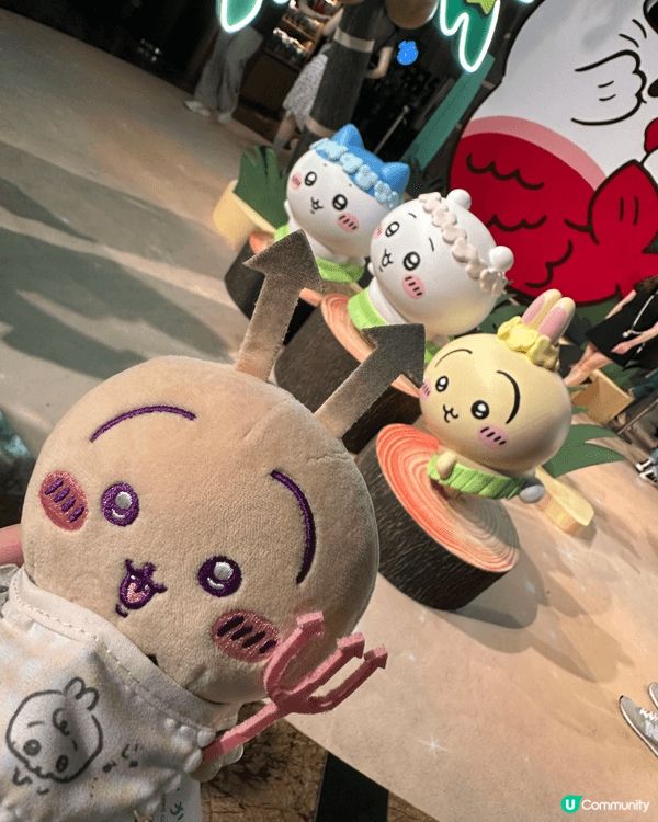 戴左第一隻入手的兔哥公仔去周圍打卡，依2-3年都戴住佢周圍去...