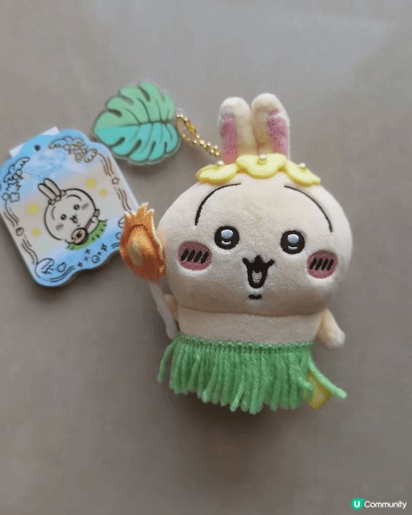 嘩！Chiikawa官方周邊終於出咗呢款花環草裙毛絨掛件，真...