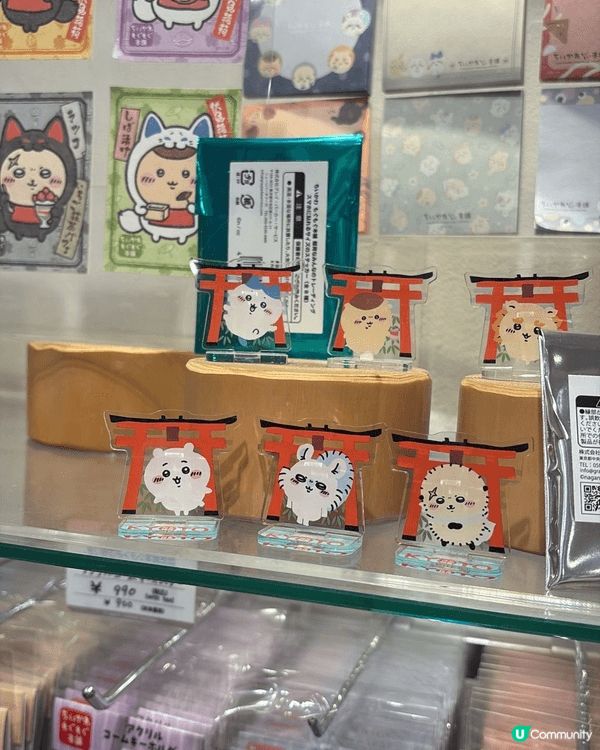 呢張相係伏見稻荷神社嘅chiikawa店，入面擺滿chiik...