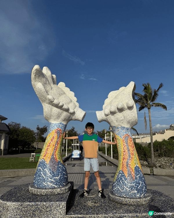 呢三張相片拍攝於高雄旗津海邊，當地有多個特色藝術裝置，海景開...
