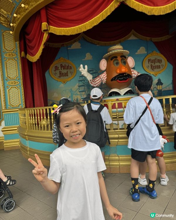 因為東京迪士尼擁有適合幼童的溫和遊樂設施、精彩遊行與卡通人物...