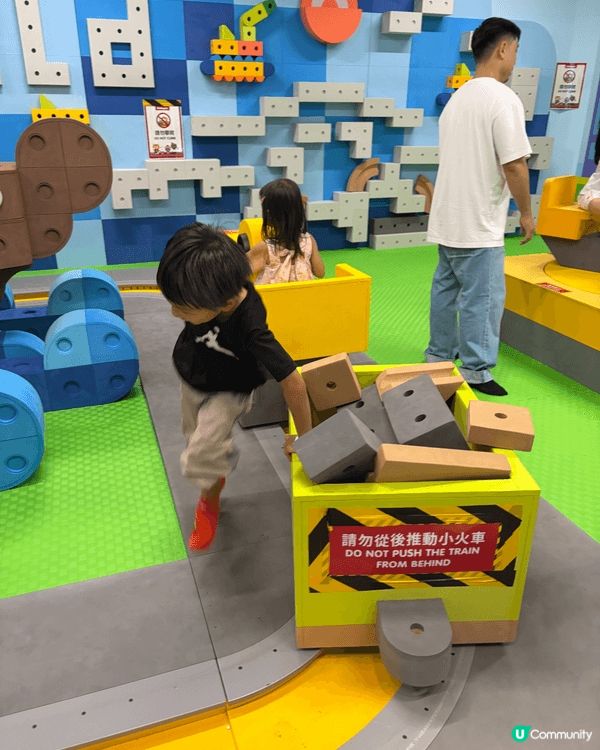 雨天留在室內， 建議動態可以帶他到playhouse 遊玩，...