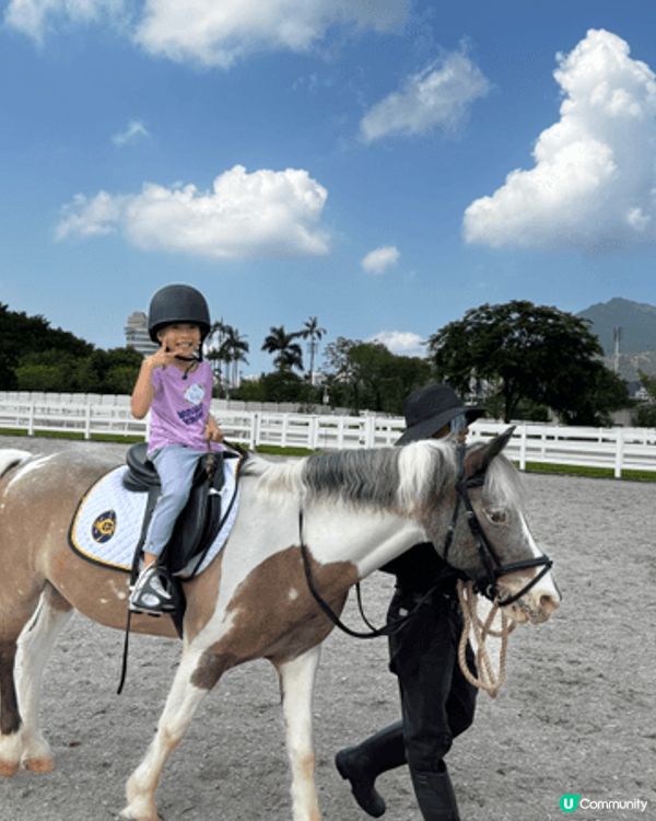 由沙田賽馬會舉辦的小馬大本營，不但可以比小朋友試吓騎小馬，大...