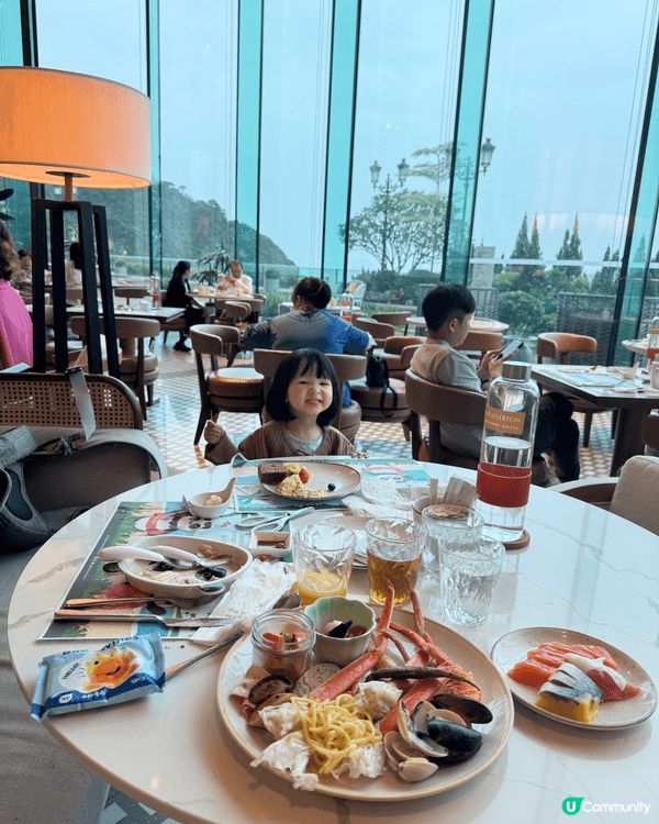 相中是寶寶一人在海洋公園富麗敦酒店燈塔咖啡廳自助餐的相片，餐...