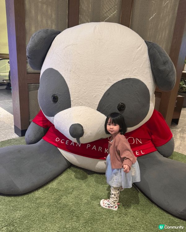 相中是寶寶一人在海洋公園富麗敦酒店燈塔咖啡廳自助餐的相片，餐...