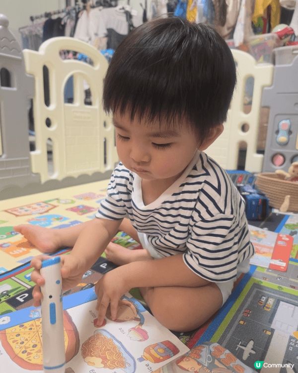 點讀筆係小孩學習既好物,Curtis BB 每日必定會自己攞...