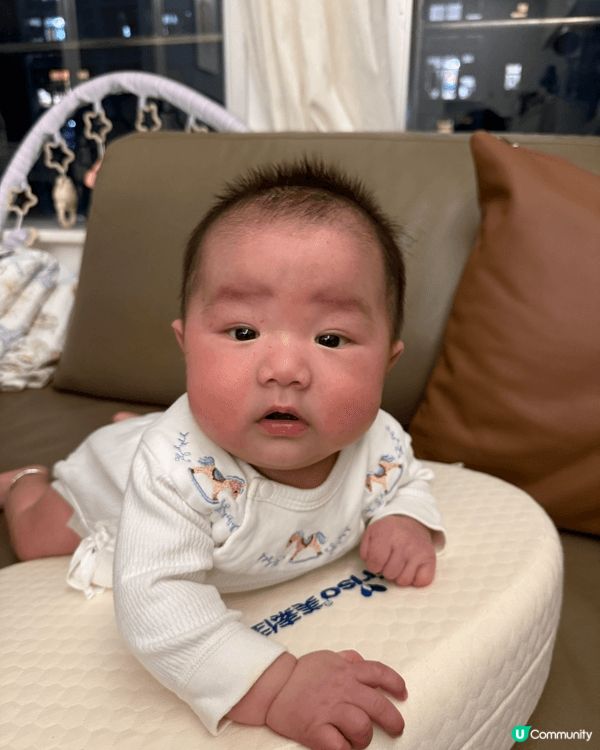 兒童書和斜坡枕，寶寶非常喜歡